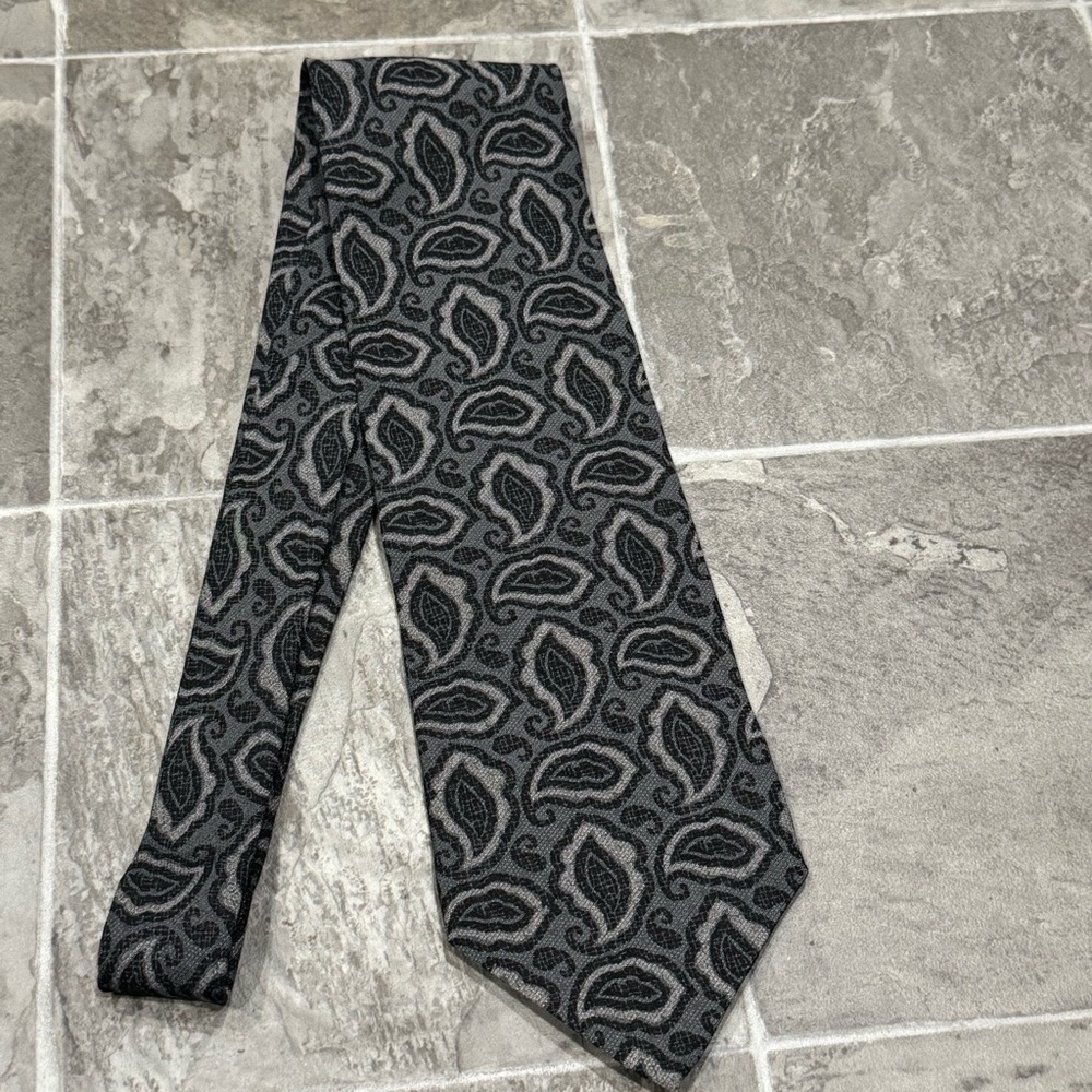 Giorgio Armani Silk Tie Paisley Print - Picture 5 of 10